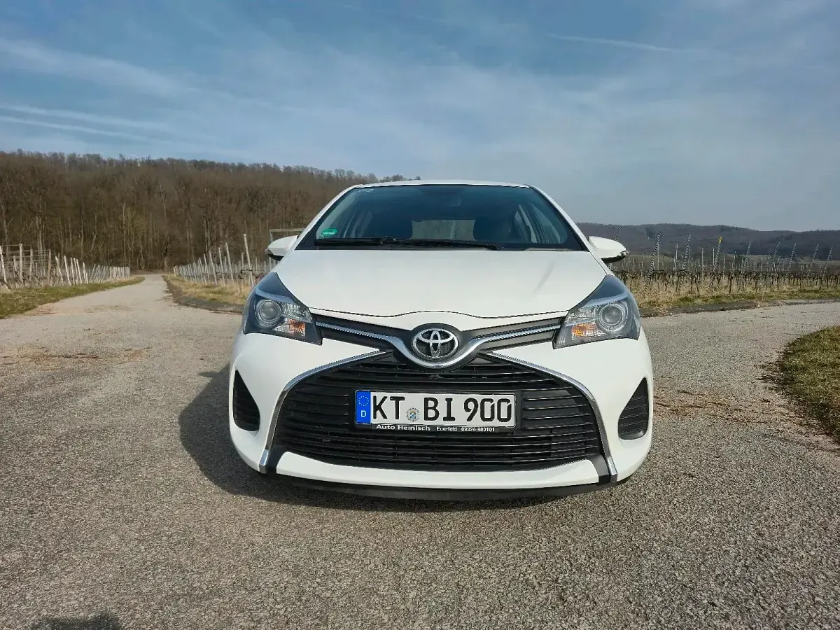 Gebraucht Toyota Yaris 99 PS (72 kW) 2014 Weiß Kleinwagen
