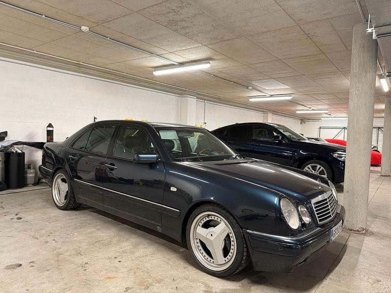 Violett Gebraucht 1996 Mercedes E420 Avantgarde Limousine | 19.900 € - Bild 1/4
