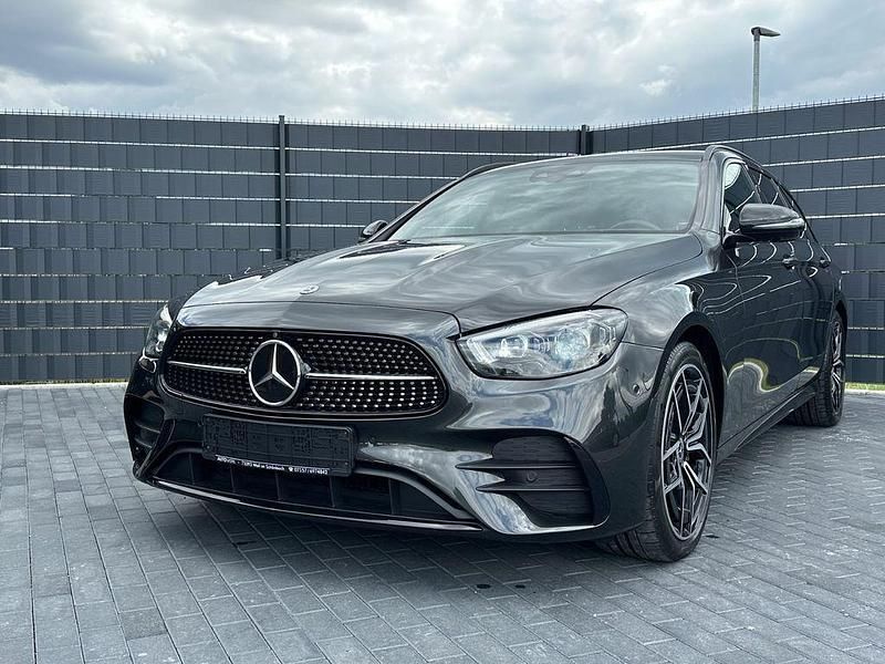 Grün Gebraucht 2020 Mercedes E200 AMG Limousine | 34.990 € (Fairer Preis) - Bild 1/4
