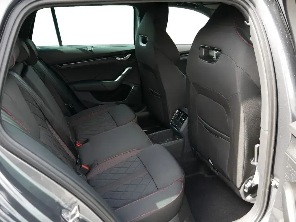 Neu Skoda Octavia RS 265 PS (194 kW) 2026 Grau (grau / graphitgrau) Kombi