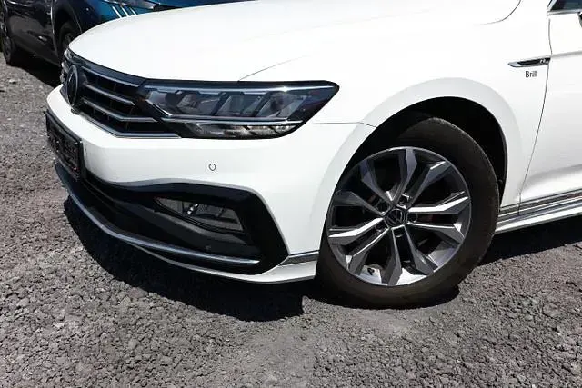 Gebraucht VW Passat Elegance 200 PS (147 kW) 2021 Pure white pure white Kombi