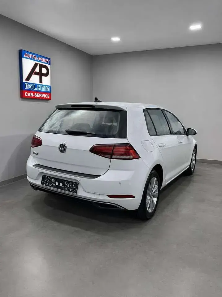 Gebraucht VW Golf VII Comfortline 125 PS (91 kW) 2018 Weiß Limousine