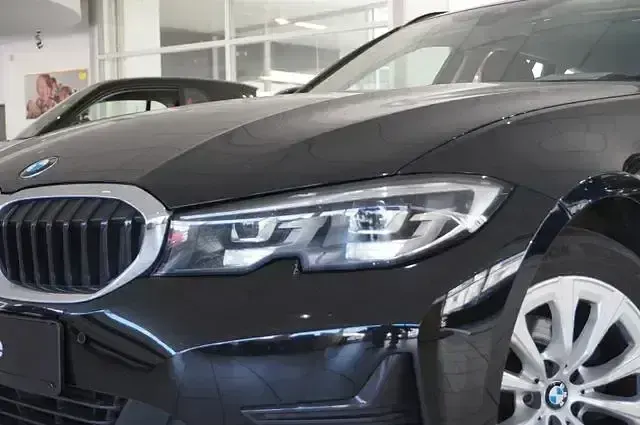 Gebraucht BMW 318 Advantage 150 PS (110 kW) 2022 Schwarz ii/bonnet fluid black Kombi