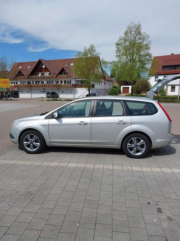 Silber Gebraucht 2010 Ford Focus Kombi | 3.000 € (Etwas zu teuer) - Bild 1/4
