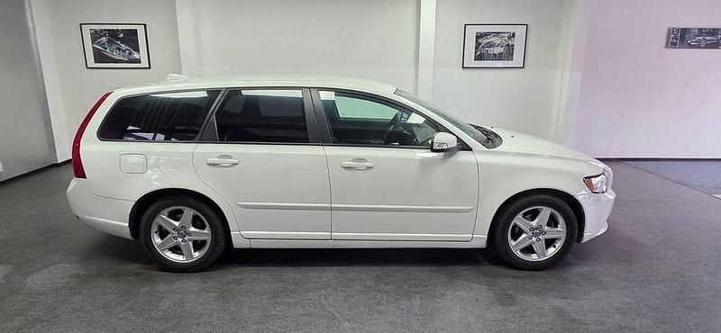 Weiß Gebraucht 2009 Volvo V50 Momentum Kombi | 1.990 € (Guter Preis) - Bild 1/4