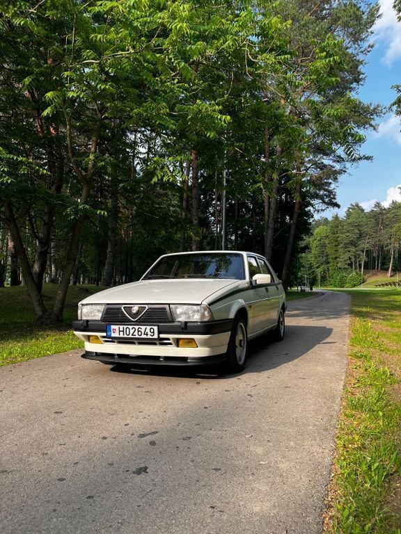 Weiß Gebraucht 1986 Alfa Romeo 75 Limousine | 3.500 € - Bild 1/4