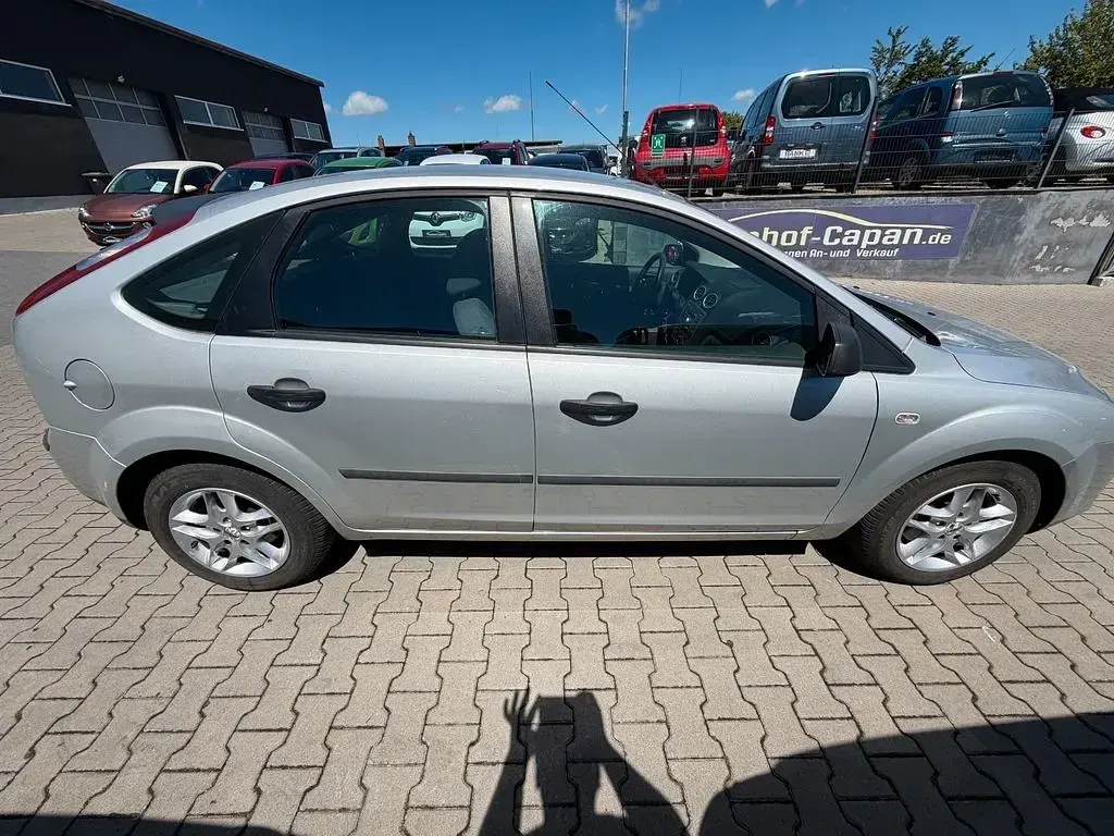 Gebraucht Ford Focus Trend 116 PS (85 kW) 2005 Silber Limousine