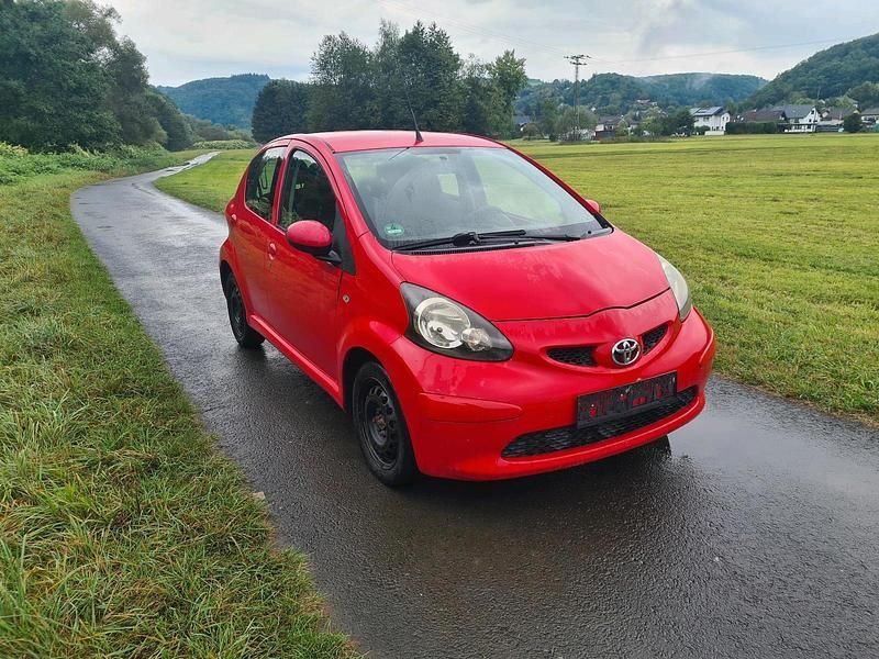Rot Gebraucht 2007 Toyota Aygo Kleinwagen | 900 € (Guter Preis) - Bild 1/4