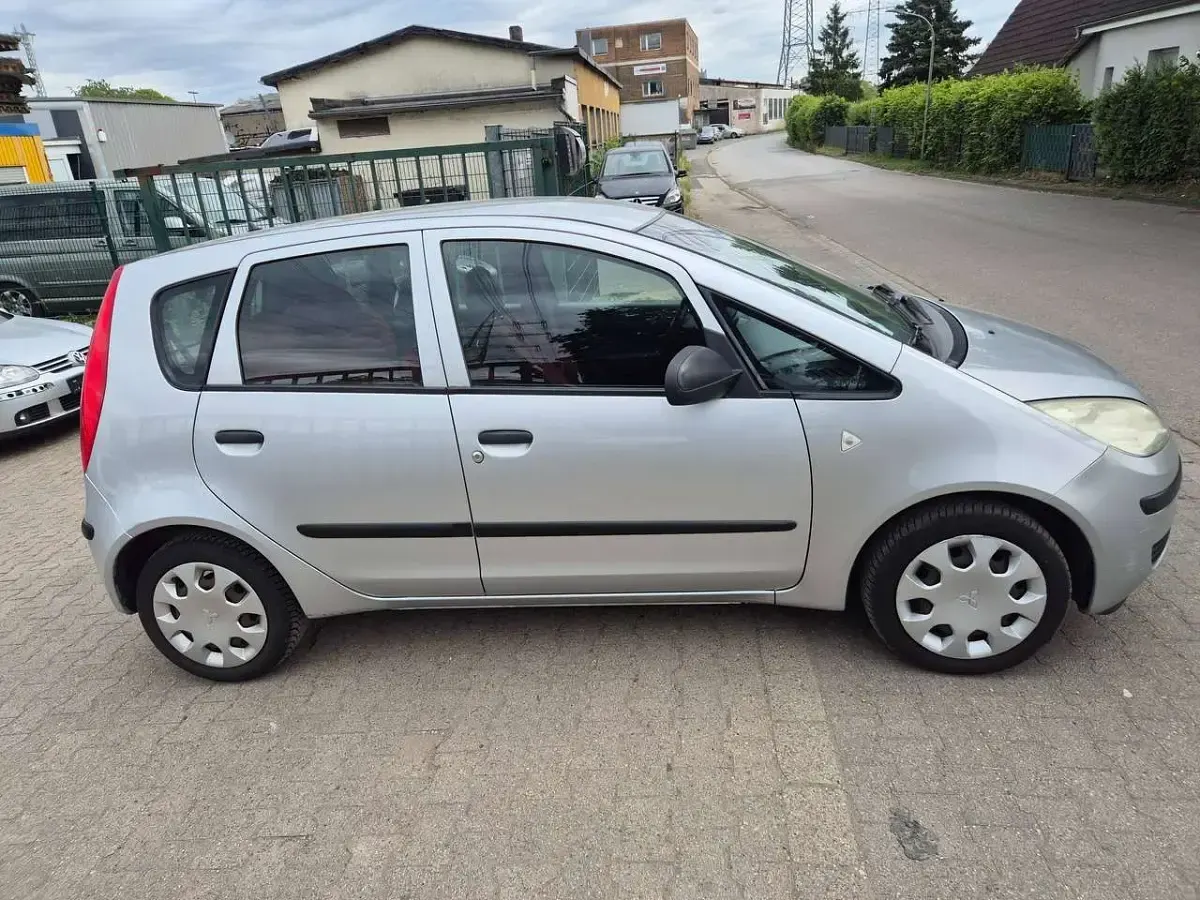 Gebraucht Mitsubishi Colt Invite 95 PS (69 kW) 2005 Haagsilber (m) Kleinwagen