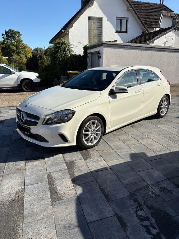 Weiß Gebraucht 2017 Mercedes A180 Limousine | 15.500 € (Fairer Preis) - Bild 1/4