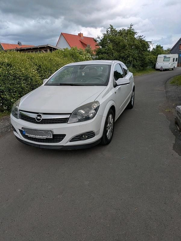 Weiß Gebraucht 2009 Opel Astra GTC Coupé | 2.500 € (Superpreis) - Bild 1/4