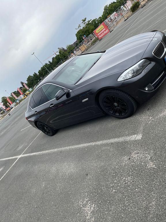 Schwarz Gebraucht 2011 BMW 525 Limousine | 11.890 € (Fairer Preis) - Bild 1/4