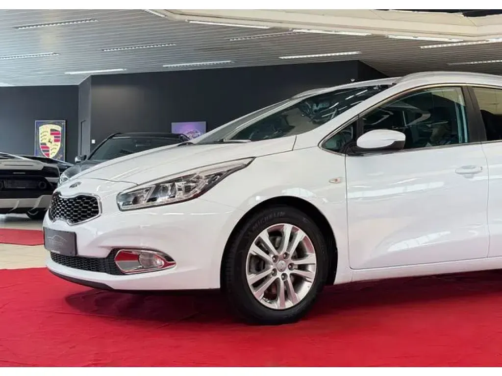 Gebraucht Kia Ceed 135 PS (99 kW) 2015 (wd) carraraweiss Kleinwagen