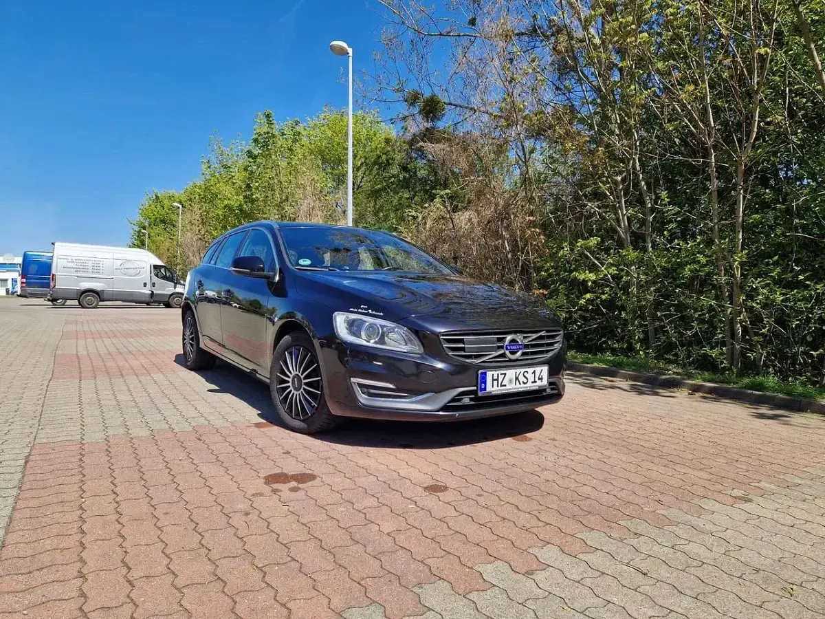 Używany Volvo V60 Summum 181 KM (133 kW) 2014 Czarny Kombi