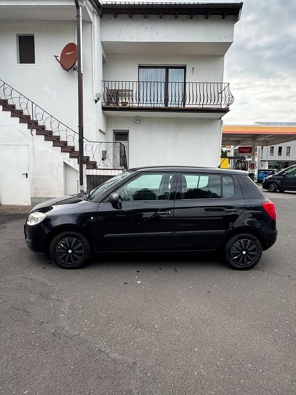 Schwarz Gebraucht 2010 Skoda Fabia Kleinwagen | 1.990 € (Guter Preis) - Bild 1/4
