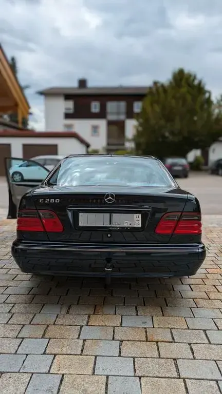 Gebraucht Mercedes E280 Avantgarde 204 PS (150 kW) 1999 Blau Limousine