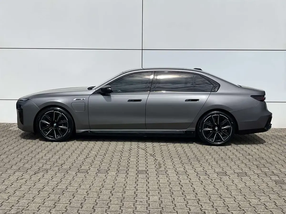 Gebraucht BMW 760 381 PS (280 kW) 2023 Grau matt Limousine