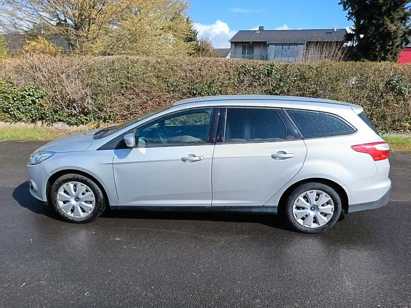 Gebraucht Ford Focus Trend 125 PS (91 kW) 2012 Silber Kombi