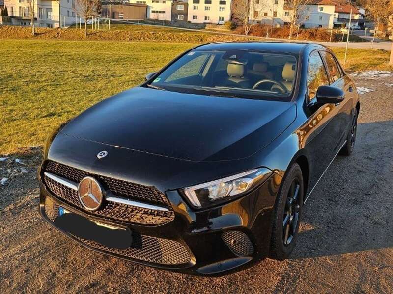 Schwarz Gebraucht 2018 Mercedes A200 Progressive Kleinwagen | 19.250 € (Fairer Preis) - Bild 1/4