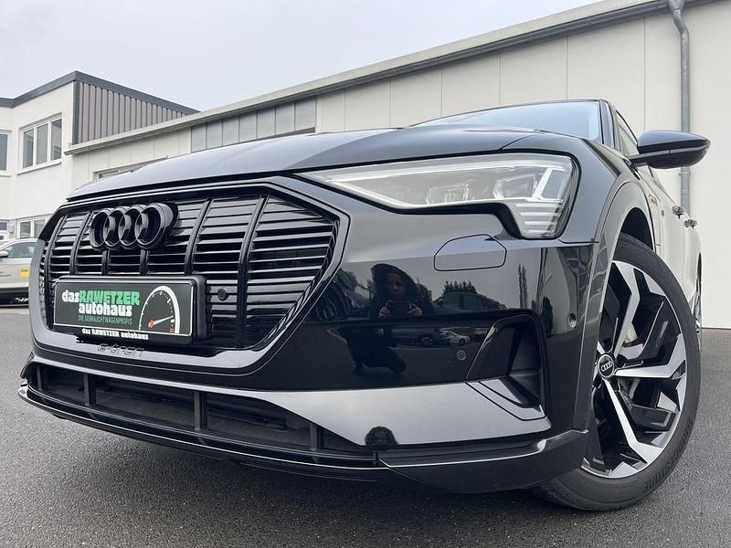 Brillantschwarz Gebraucht 2022 Audi e-tron Advanced Plus SUV | 32.860 € (Etwas zu teuer) - Bild 1/4