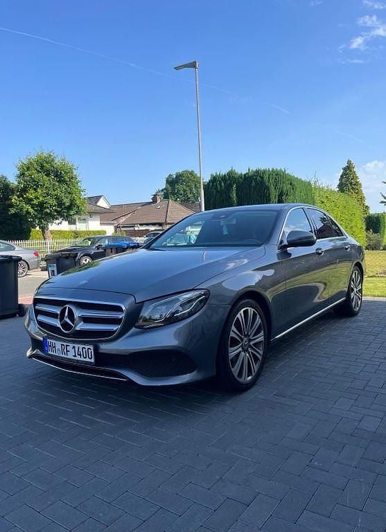 Grau Gebraucht 2016 Mercedes E220 Avantgarde Limousine | 14.500 € (Superpreis) - Bild 1/4