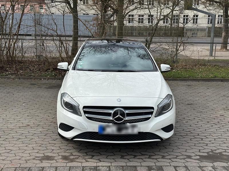 Gebraucht Mercedes A180 122 PS (89 kW) 2013 Weiß Limousine