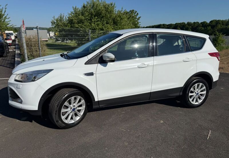 Gebraucht Ford Kuga Titanium 150 PS (110 kW) 2016 Weiß SUV
