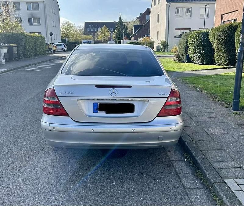 Gebraucht Mercedes E220 150 PS (110 kW) 2004 Grau Limousine