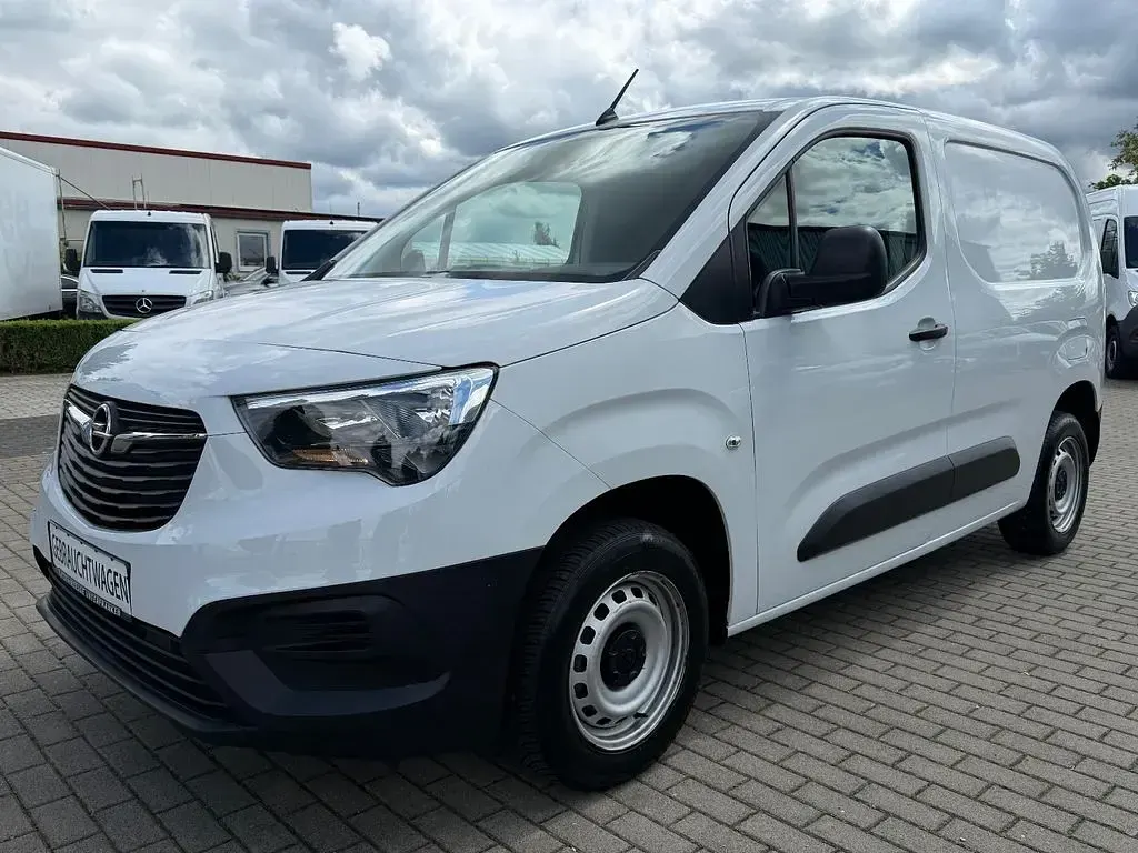 Używany Opel Combo Edition 140 KM (102 kW) 2022 Biały Minivan