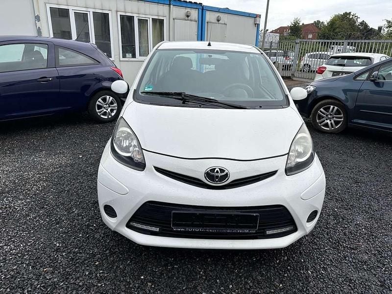 Gebraucht Toyota Aygo Cool 68 PS (50 kW) 2013 Cool white Kleinwagen