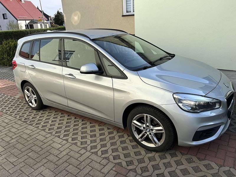 Grau Gebraucht 2017 BMW 218 Advantage Van / Kleinbus | 12.000 € (Fairer Preis) - Bild 1/4