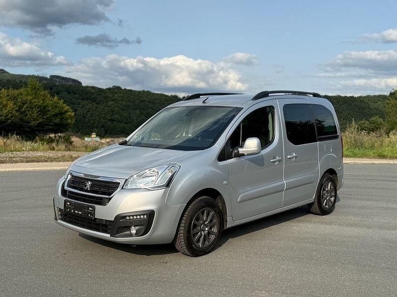Gebraucht 2017 Peugeot Partner Tepee Outdoor Van / Kleinbus | 8.444 € (Superpreis) - Bild 1/4