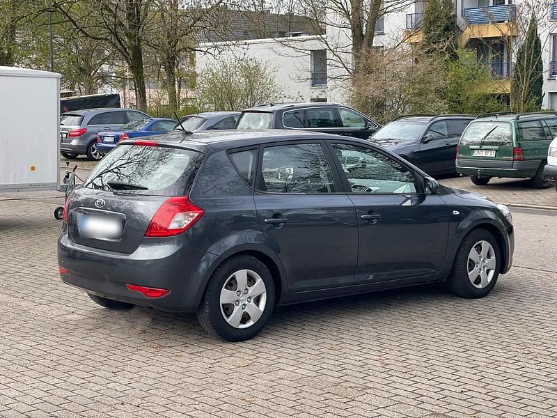 Gebraucht Kia Ceed 90 PS (66 kW) 2009 Grau Kleinwagen