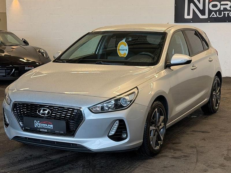 Gebraucht Hyundai i30 Trend 110 PS (80 kW) 2017 Silber Limousine