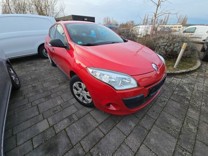 Rot Gebraucht 2011 Renault Mégane III Authentique Limousine | 5.990 € (Etwas zu teuer) - Bild 1/4
