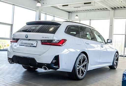 Gebraucht BMW 330e Shadowline 292 PS (214 kW) 2025 Weiß Kombi