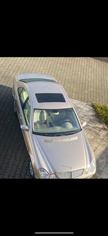 Beige Gebraucht 2002 Mercedes E240 Elegance Limousine | 8.990 € (Teuer) - Bild 1/4