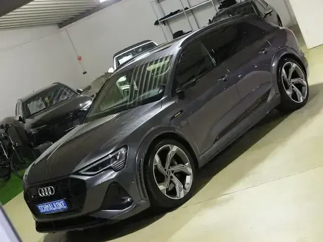 Gebraucht Audi e-tron Comfort 369 kW (503 PS) 2022 Daytonagrau perleffekt SUV