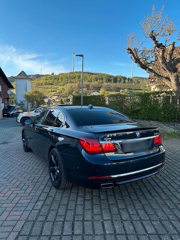 Second-hand BMW 740 313 CP (230 kW) 2013 Albastru Berlinǎ