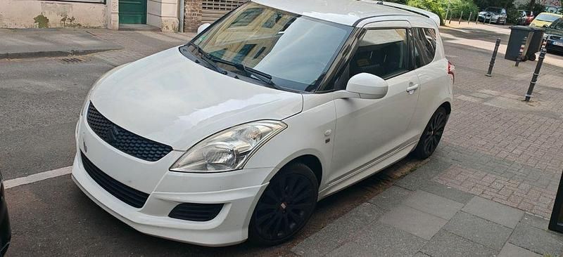 Weiß Gebraucht 2013 Suzuki Swift Club Kleinwagen | 5.650 € (Fairer Preis) - Bild 1/4