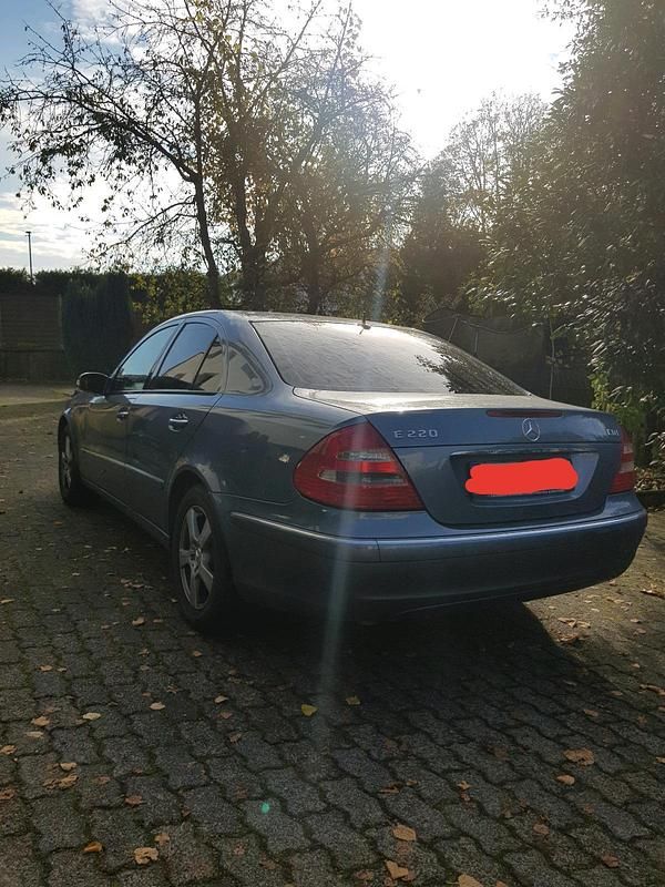 Gebraucht Mercedes E220 150 PS (110 kW) 2004 Blau Limousine