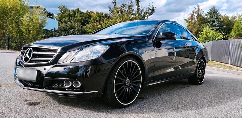 Schwarz Gebraucht 2011 Mercedes E250 Avantgarde Coupé | 8.950 € (Guter Preis) - Bild 1/4