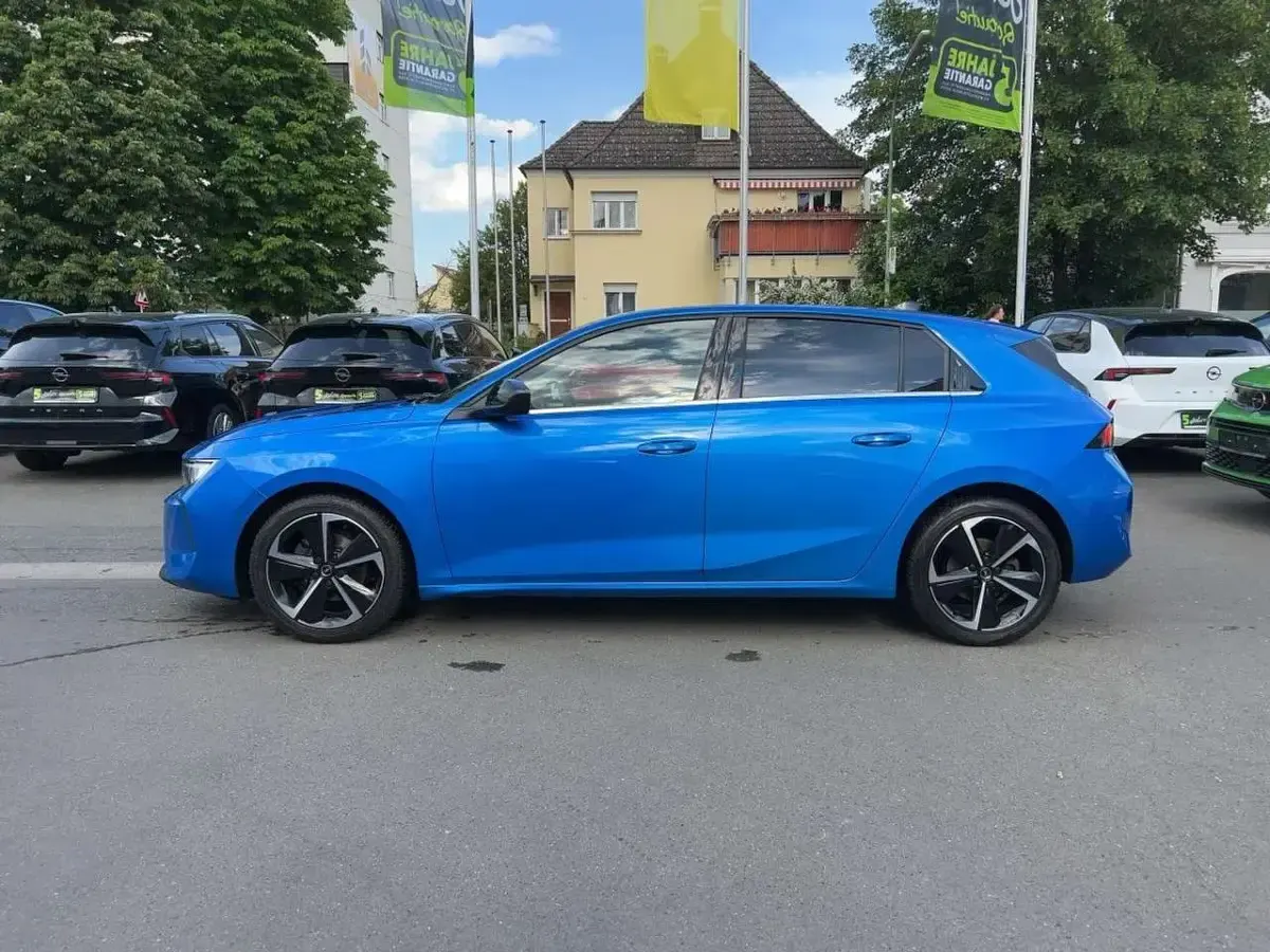 Gebraucht Opel Astra Elegance 110 PS (80 kW) 2023 Kobalt blau/vertigo blau Limousine