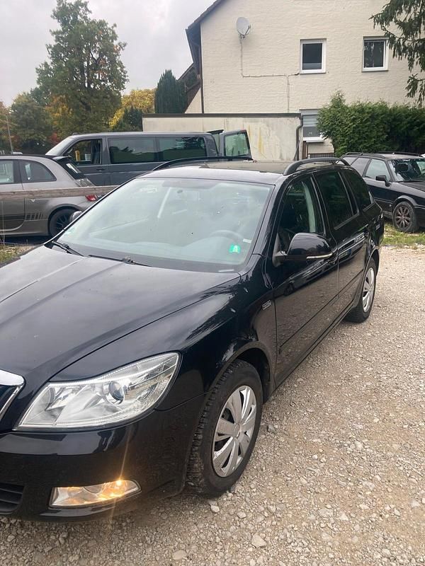 Schwarz Gebraucht 2012 Skoda Octavia Kombi | 4.600 € (Fairer Preis) - Bild 1/4