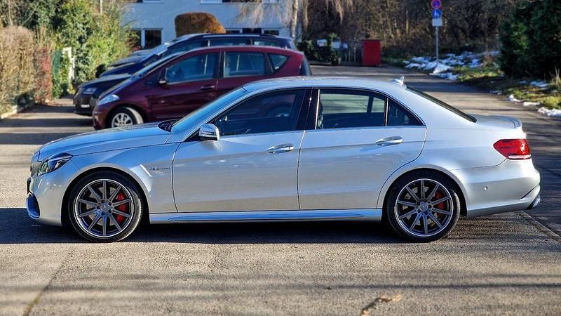 Silber Gebraucht 2013 Mercedes E63 AMG AMG Limousine | 45.995 € (Fairer Preis) - Bild 1/4