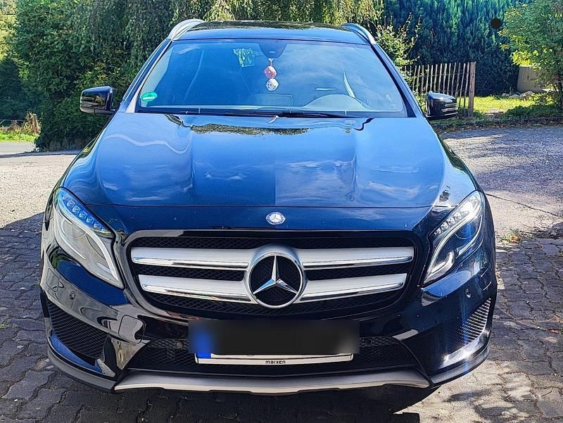 Schwarz Gebraucht 2015 Mercedes GLA200 SUV | 13.000 € (Fairer Preis) - Bild 1/4