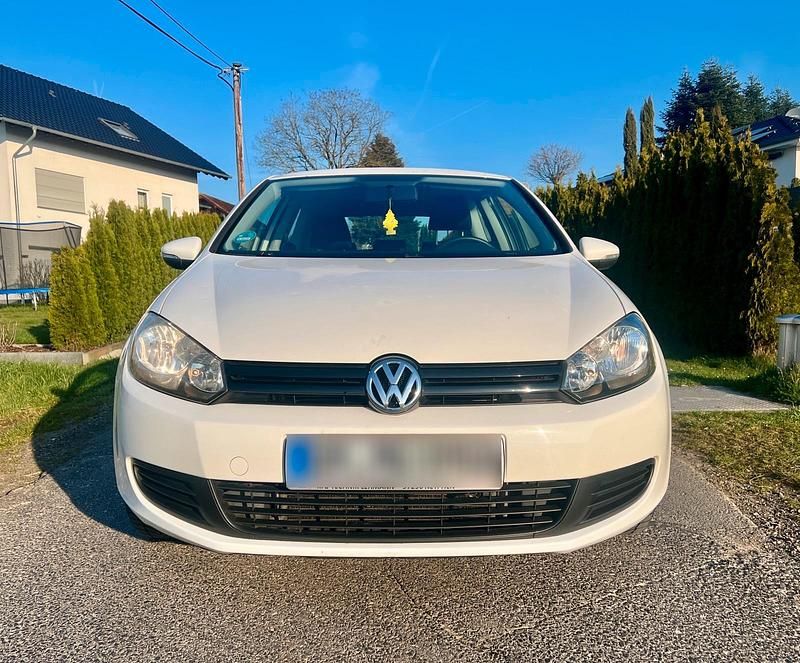 Gebraucht VW Golf VI 102 PS (75 kW) 2010 Weiß Kleinwagen