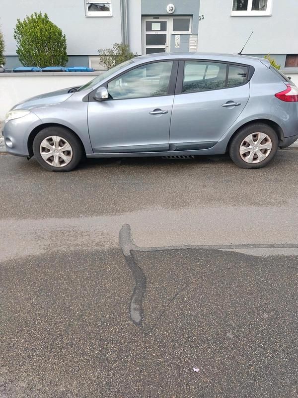 Blau Gebraucht 2010 Renault Mégane III Limousine | 2.500 € (Guter Preis) - Bild 1/4
