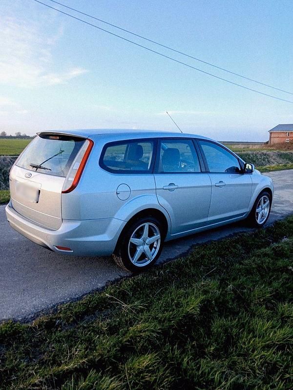 Używany Ford Focus Viva 101 KM (74 kW) 2010 Srebrny Kombi
