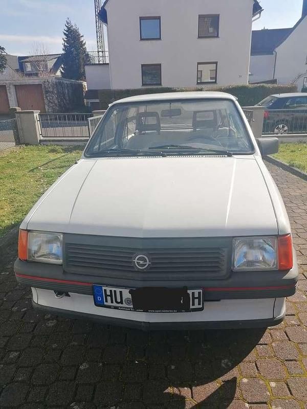 Weiß Gebraucht 1989 Opel Corsa Swing Limousine | 3.950 € - Bild 1/4